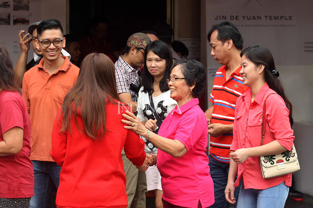 Selain membakar dupa dan memanjatkan doa, umat Tridarma ini juga saling bercengkrama satu sama lain.