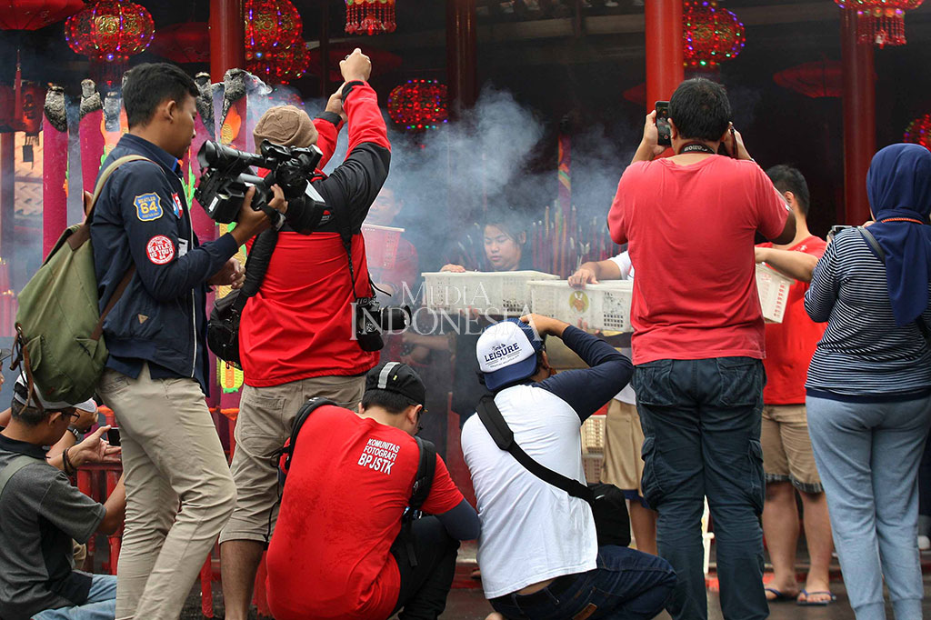 Sejumlah fotografer mengabadikan warga keturunan Tionghoa yang berdoa di Wihara Dharma Bhakti di Petak Sembilan, Glodok, Jakarta Barat.