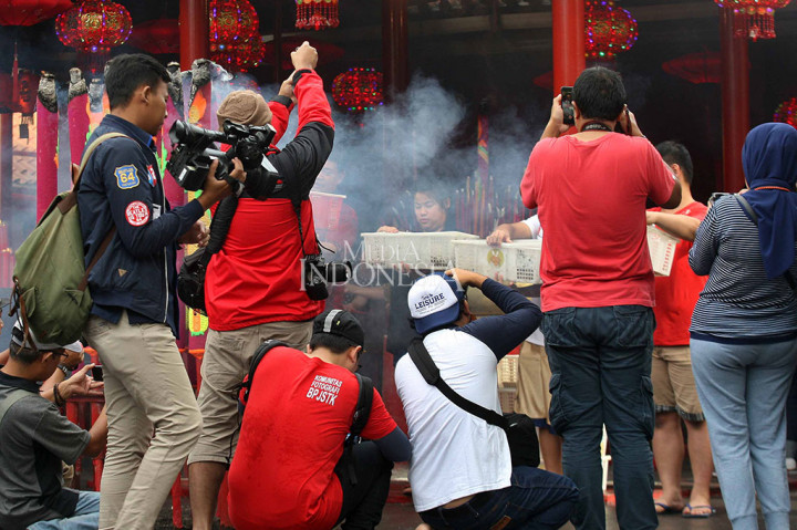 Sejumlah fotografer mengabadikan warga keturunan Tionghoa yang berdoa di Wihara Dharma Bhakti di Petak Sembilan, Glodok, Jakarta Barat.