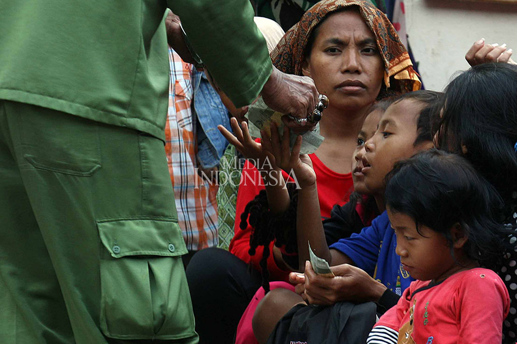 Perayaan Imlek di Petak Sembilan juga dipadati oleh kehadiran pengemis dadakan yang berkumpul di depan pintu masuk Vihara.