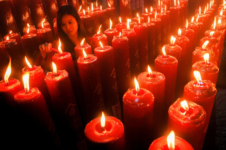 Warga keturunan Tionghoa bersiap melakukan sembahyang di sebuah wihara di Bandung, Jawa Barat, Jumat, 16 Februari 2018. AFP/Timur Matahari