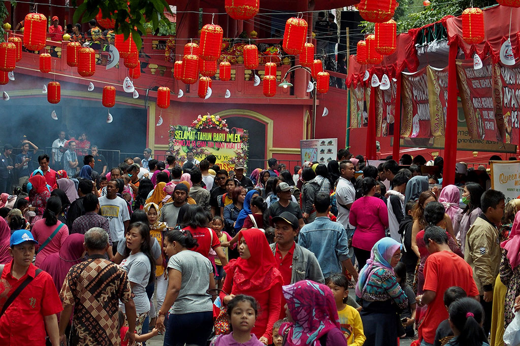 Wisatawan memadati kompleks Kelenteng Sam Poo Kong, di Semarang, Jawa Tengah, Jumat. Tempat ibadah umat Tridarma tersebut menjadi salah satu destinasi wisata yang diminati wisatawan saat liburan Tahun Baru Imlek. ANTARA/R. Rekotomo