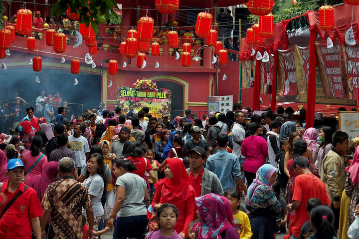 Wisatawan memadati kompleks Kelenteng Sam Poo Kong, di Semarang, Jawa Tengah, Jumat. Tempat ibadah umat Tridarma tersebut menjadi salah satu destinasi wisata yang diminati wisatawan saat liburan Tahun Baru Imlek. ANTARA/R. Rekotomo