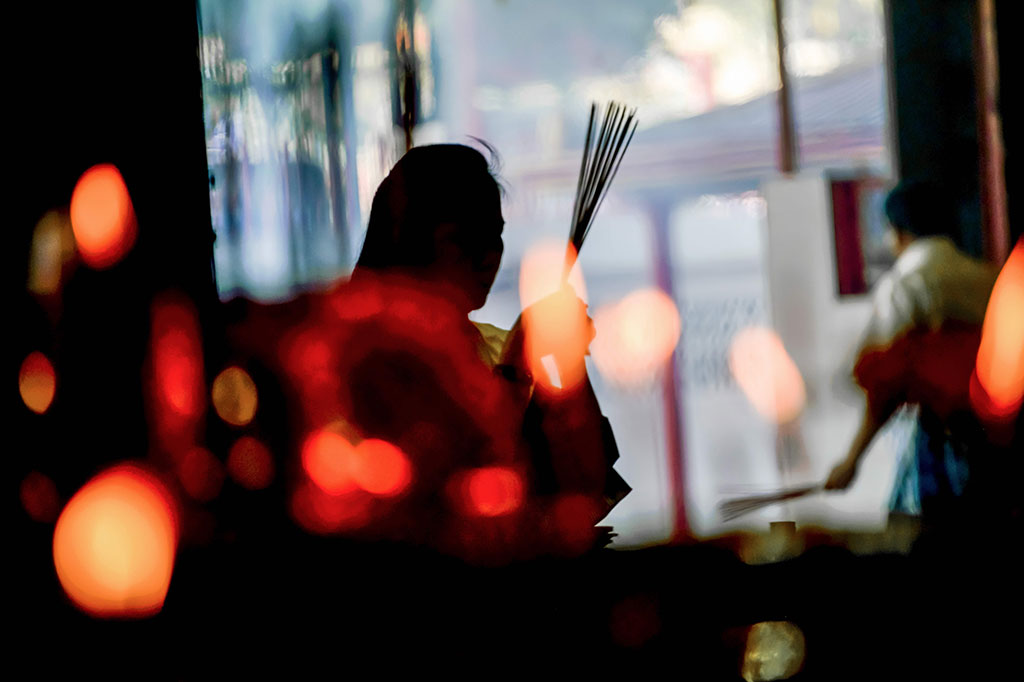 Warga keturunan Tionghoa menyambut Tahun Baru Imlek 2018 dengan bersembahyang di sebuah wihara di Banda Aceh, Jumat. AFP/Chaideer Mahyuddin