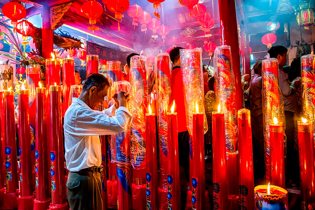 Warga keturunan Tionghoa bersembahyang di sebuah wihara di Surabaya, Jatim, Jumat. AFP/Juni Kriswanto
