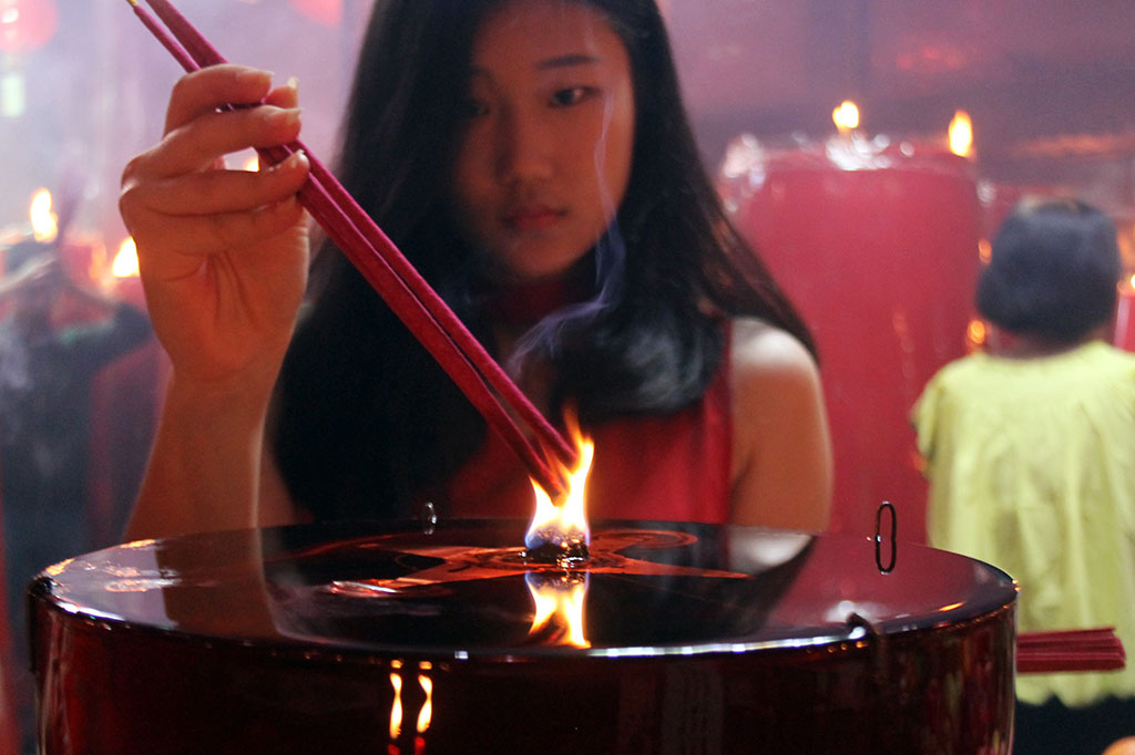 Warga keturunan Tionghoa membakar dupa saat akan melaksanakan sembahyang di Wihara Thai Hin Bio Bandar Lampung, Lampung. ANTARA/Ardiansyah