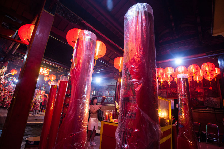 Warga keturunan Tionghoa melakukan doa menyambut Tahun Baru Imlek 2569 di Klenteng Fuk Ling Miau, Gondomanan, Yogyakarta. ANTARA/Anderas Fitri Atmoko