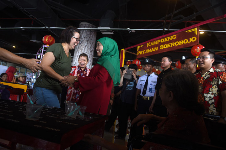 Calon Gubernur Jawa Timur Khofifah Indar Parawansa (tengah) menyapa pengunjung di sela-sela peresmian Kampung Petjinan Soerobojo di Surabaya, Jawa Timur, Jumat. Kampung yang menampilkan ornamen khas Tionghoa dan jajanan nusantara tersebut dalam rangka memeriahkan Tahun Baru Imlek 2565. ANTARA/Zabur Karuru