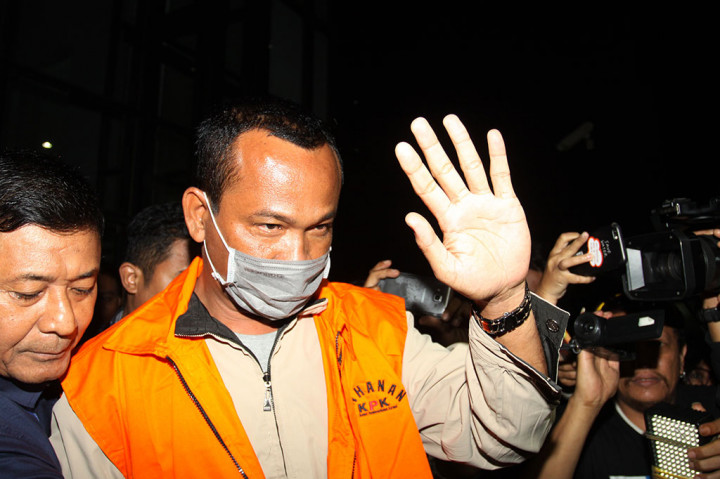 Wakil Ketua DPRD Lampung Tengah J Natalis Sinaga memakai rompi tahanan saat akan memasuki mobil tahanan usai menjalani pemeriksaan di gedung KPK, Jakarta.