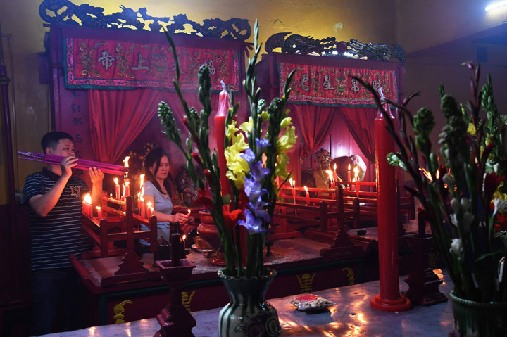 Warga keturunan Tionghoa bersembahyang di sebuah kelenteng di Kolkata, India. AFP/Dibyangshu Sarkar