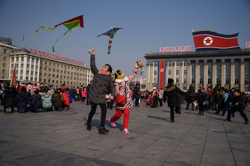 Anak-anak bermain layangan saat menyambut Tahun Baru Imlek di Kim Il Sung Square, Pyongyang, Korut. AFP/Kim Won-Jin
