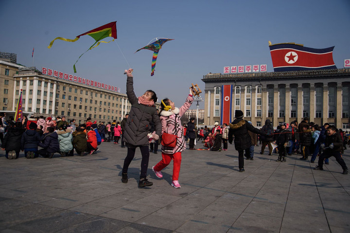 Anak-anak bermain layangan saat menyambut Tahun Baru Imlek di Kim Il Sung Square, Pyongyang, Korut. AFP/Kim Won-Jin