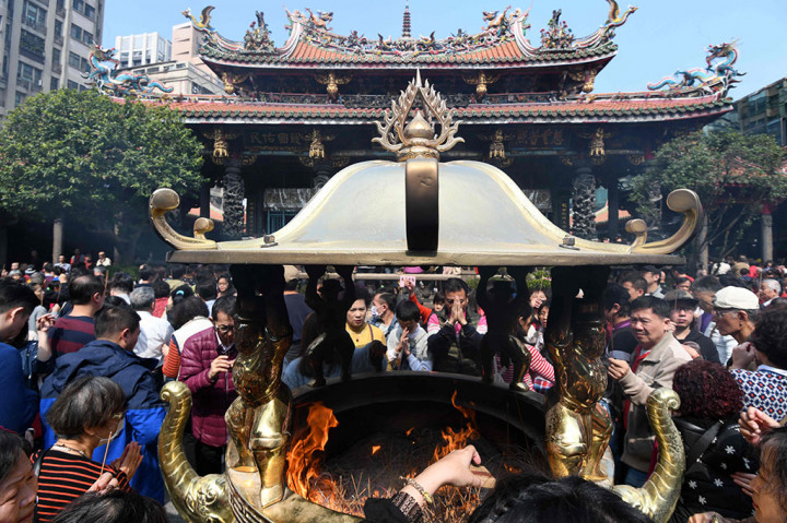 Warga memadati Kelenteng Lungshan di Taipei, Taiwan untuk bersembahyang menyambut Tahun Baru Imlek. AFP/Sam Yeh