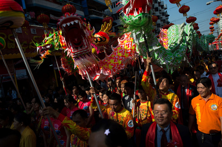 Warga keturunan Tionghoa mempertontonkan atraksi liong di kawasan Pecinan Yangon, Myanmar. AFP/Ye Aung Thu