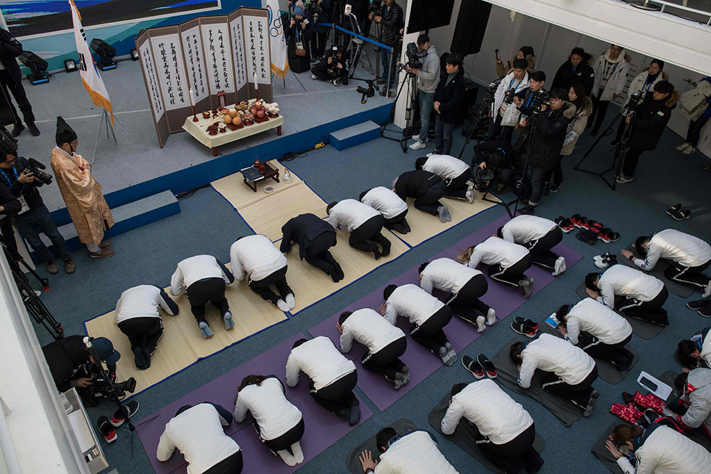 Di sela-sela Olimpiade Musim Dingin, atlet dan ofisial tim Korea Selatan bersembahyang menyambut Tahun Baru Imlek, di Gangneung Olympic Park, Korsel. AF/Ed Jones