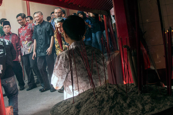 Kepala Unit Kerja Presiden bidang Pembinaan Ideologi Pancasila (UKP-PIP) Yudi Latief (kiri) bersama anggota Dewan Pengarah UKP-PIP Mahfud MD (kedua kiri) dan Romo Benny Susetyo (ketiga kanan) mengunjungi Wihara Dharma Bhakti, Petak Sembilan, Jakarta Barat, Jumat.