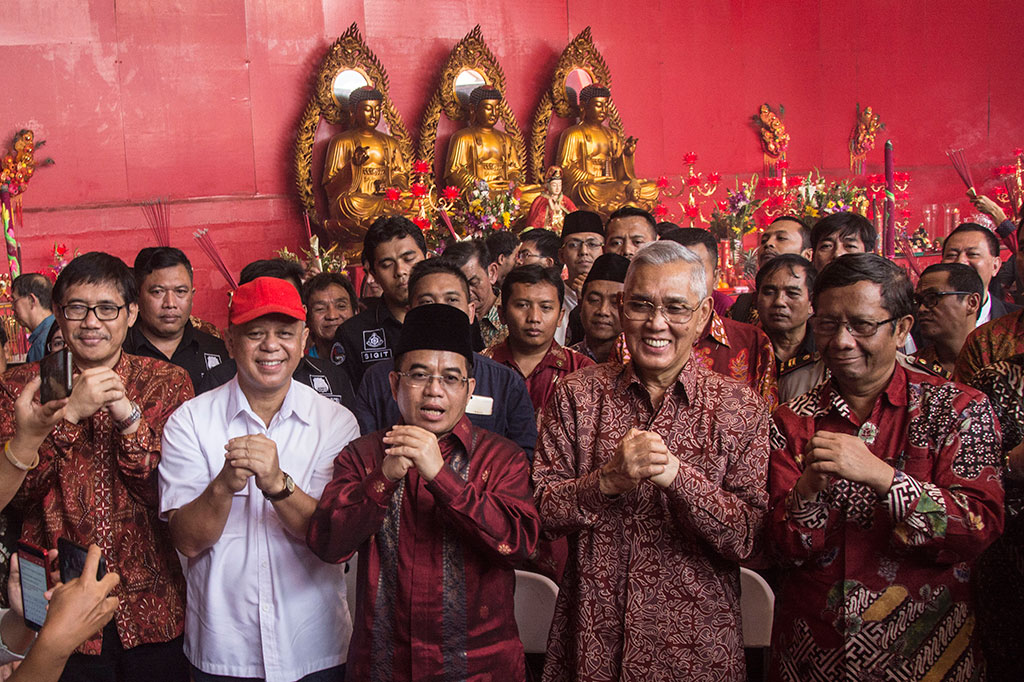 Kepala UKP-PIP Yudi Latief (tengah) bersama anggota Dewan Pengarah UKP-PIP Try Sutrisno (kedua kanan) dan Mahfud MD (kanan), Deputi Bidang Advokasi UKP-PIP Hariyono (kiri) dan Deputi Bidang Pengendalian dan Evaluasi UKP-PIP Silverius Yoseph Soeharso (kedua kiri) memberikan salam saat mengunjungi Wihara Dharma Bhakti, Petak Sembilan, Jakarta Barat.