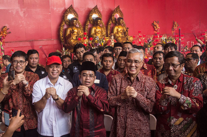 Kepala UKP-PIP Yudi Latief (tengah) bersama anggota Dewan Pengarah UKP-PIP Try Sutrisno (kedua kanan) dan Mahfud MD (kanan), Deputi Bidang Advokasi UKP-PIP Hariyono (kiri) dan Deputi Bidang Pengendalian dan Evaluasi UKP-PIP Silverius Yoseph Soeharso (kedua kiri) memberikan salam saat mengunjungi Wihara Dharma Bhakti, Petak Sembilan, Jakarta Barat.