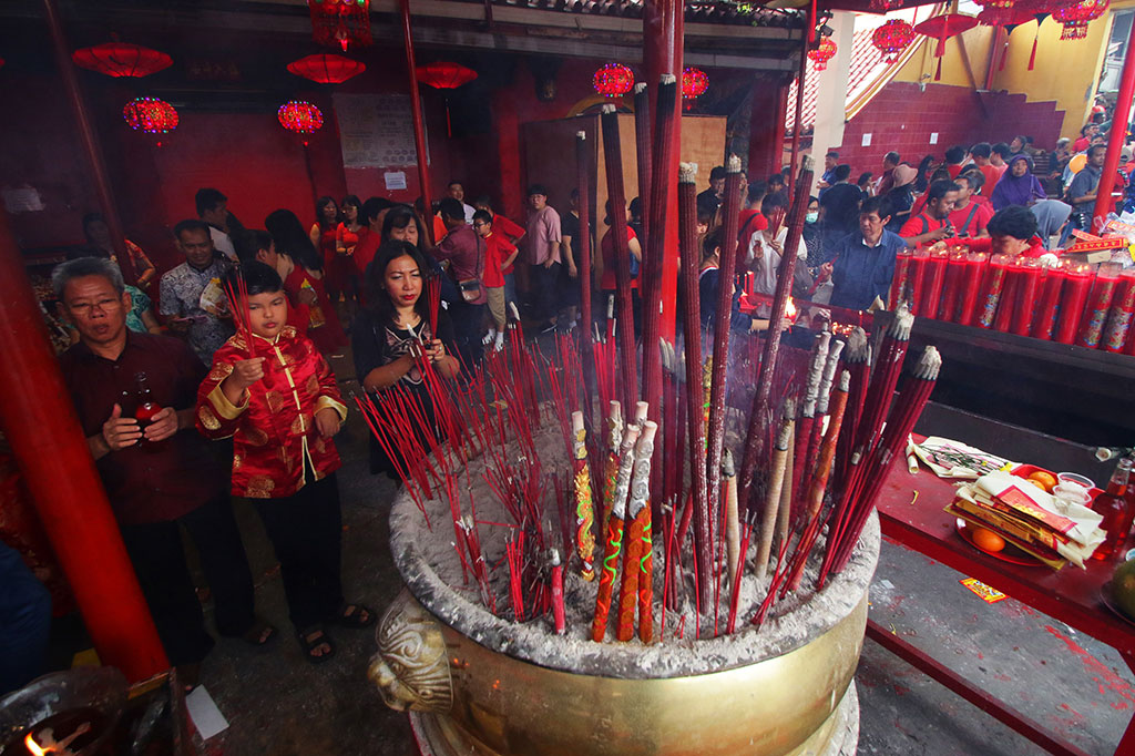 Ribuan warga keturunan Tionghoa terus berdatangan ke salah satu wihara tertua di Jakarta tersebut untuk bersembahyang menyambut Tahun Baru Imlek 2569.