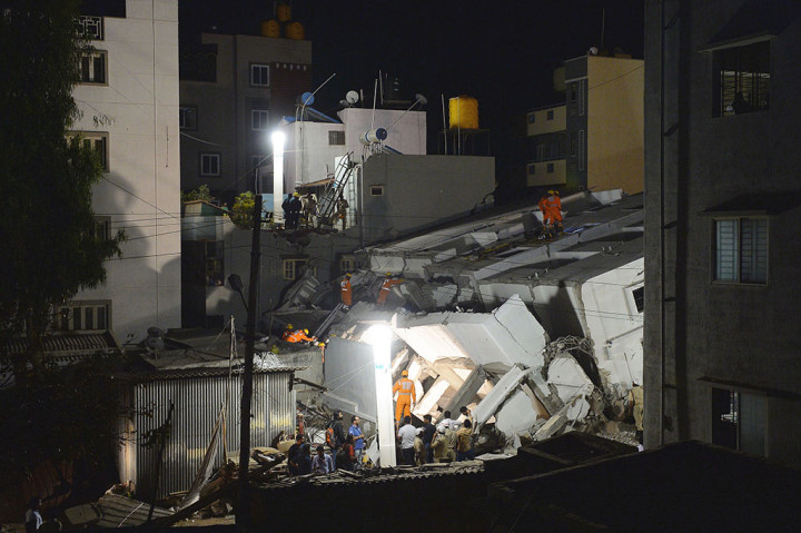 Polisi mengatakan bangunan gedung di Kasavanahalli tersebut tiba-tiba ambruk sekitar pukul 15.30 waktu setempat, dan menjebak banyak orang.