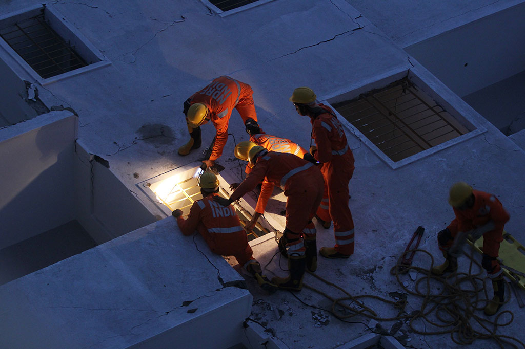Petugas tengah menyelidiki penyebab robohnya bangunan tersebut.