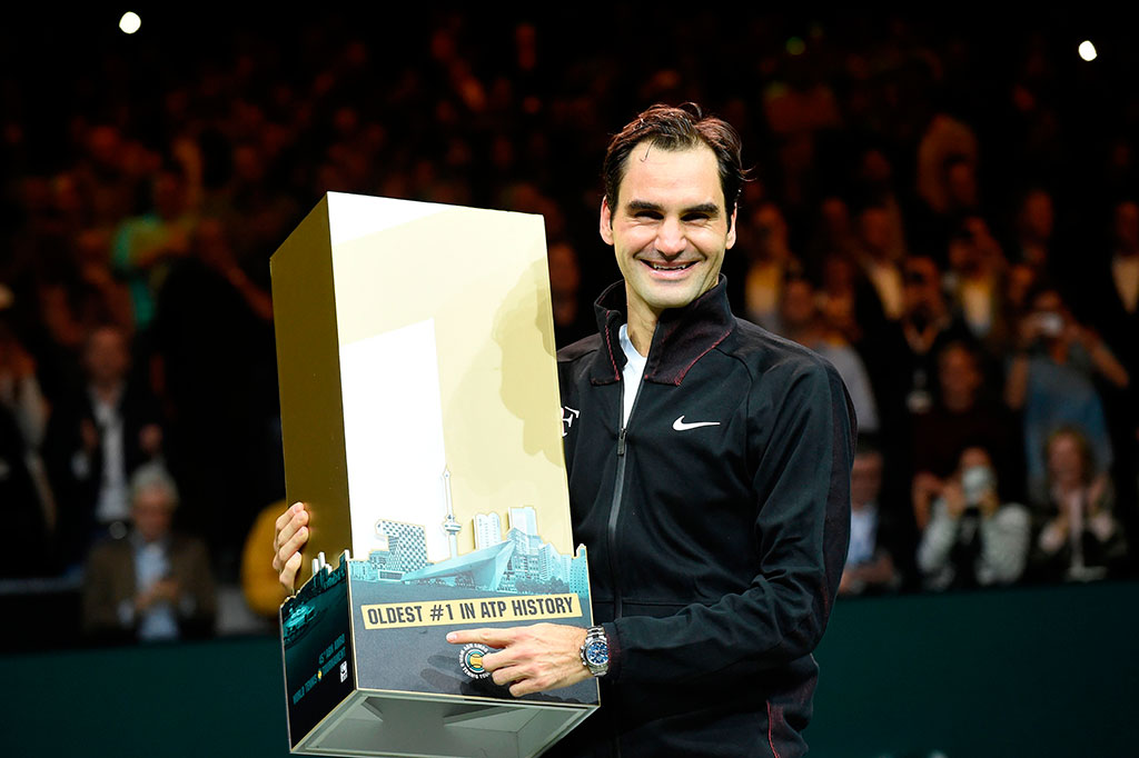 Federer yang bulan lalu memenangi gelar Grand Slam ke-20nya di Australia Terbuka kembali merebut peringkat pertama dunia untuk pertama kalinya sejak November 2012, menggeser Rafael Nadal. Federer menyandang peringkat 1 dunia pertamanya pada 2004 saat berusia 22 tahun.