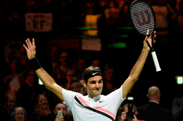 Federer melampaui rekor petenis AS Andre Agassi, yang sebelumnya menjadi petenis tertua di daftar peringkat ATP. Agassi berusia 33 tahun ketika menduduki posisi puncak pada 2003.