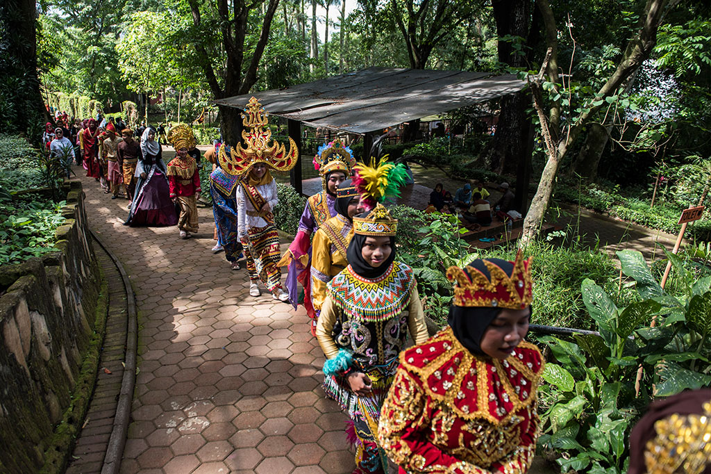 Selain itu juga diikuti pula oleh barisan anak-anak yang menggunakan pakaian adat sejumlah daerah di Indonesia dan negara sahabat.