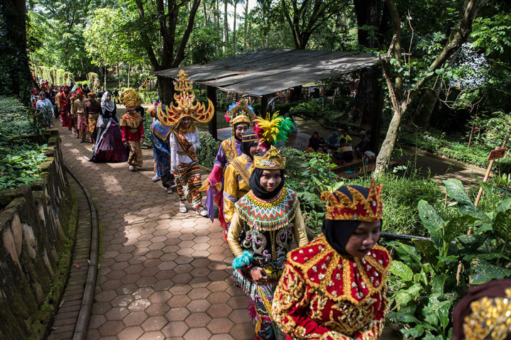Selain itu juga diikuti pula oleh barisan anak-anak yang menggunakan pakaian adat sejumlah daerah di Indonesia dan negara sahabat.
