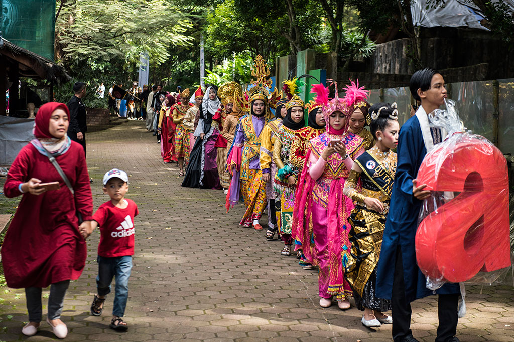 Parade yang dimulai sekitar pukul 09.00 WIB tersebut bergerak mulai dari depan kantor kemudian melewati jalur Binturung, harimau sumatera, beruang, zebra, orang utan dan berakhir di tugu Emma Bratakusuma sebagai pendiri Kebun Binatang Bandung. 