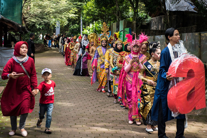 Parade yang dimulai sekitar pukul 09.00 WIB tersebut bergerak mulai dari depan kantor kemudian melewati jalur Binturung, harimau sumatera, beruang, zebra, orang utan dan berakhir di tugu Emma Bratakusuma sebagai pendiri Kebun Binatang Bandung. 