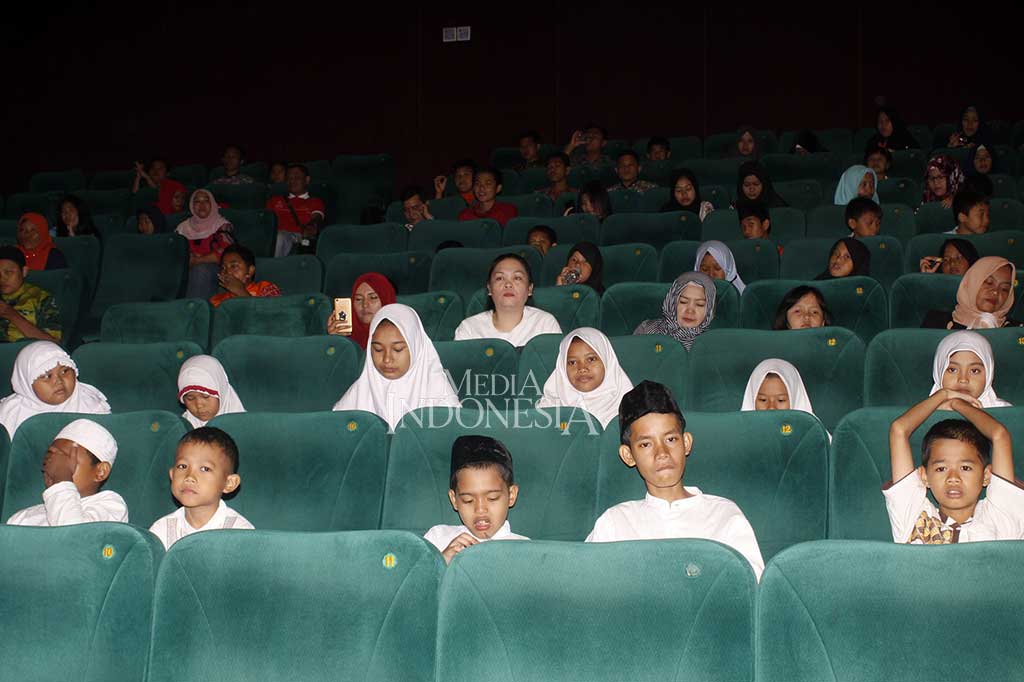 Anak-anak penderita kanker menyimak film bioskop saat acara nobar di XXI Senayan City, Jakarta, Sabtu, 17 Februari 2018.