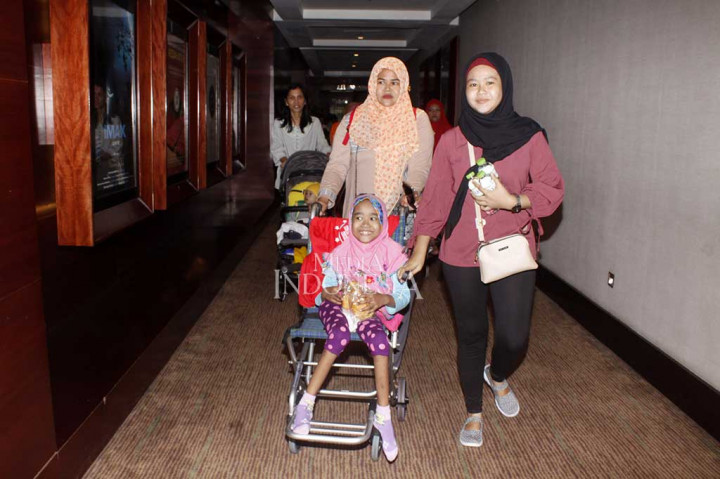 Anak-anak penderita kanker didampingi orangtua bersiap mengikuti acara nobar bersama di XXI Senayan City, Jakarta. Acara nonton bareng tersebut dalam rangka memperingati Hari Kanker Anak Internasional  2018 yang diperingati setiap 15 Februari.