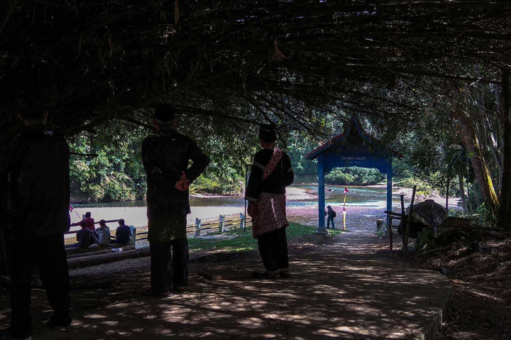 Metode ini juga merupakan salah satu cara untuk menjaga ekosistem sungai agar tidak dirusak oleh masyarakat yang tinggal di kawasan tersebut. Meski tidak ada penjagaan ketat, namun warga disini tidak akan berani mengambil ikan di sepanjang wilayah sungai yang sudah ditandai sebagai lubuk larangan.