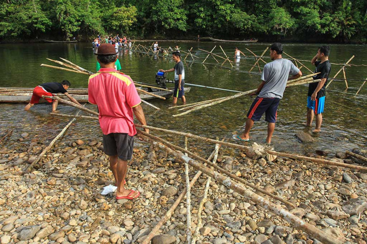 Bukan hanya itu masyarakat juga menjaga hutan di sekitar tempat tinggal mereka, serta tidak membuang sampah dan limbah rumah tangga ke sungai. Dengan demikian ikan yang ada di sungai ini bisa berkembang dengan baik dan habitatnya juga terjaga.