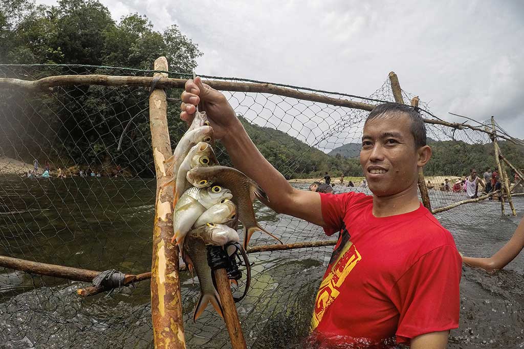 Aturan ini berlaku untuk semua warga desa dan juga untuk para pendatang. Dan bagi yang melanggar aturan ini akan dikenakan sanksi adat. Buah dari aturan ini lahirlah budaya 'Batobo Mancokau' yang artinya panen ikan lubuk larangan. 