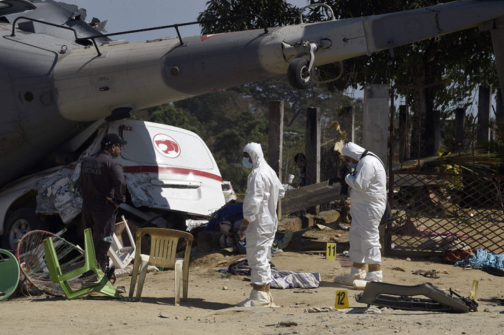 Helikopter yang membawa Menteri Dalam Negeri Meksiko Alfonso Navarete dan Gubernur Oaxaca Alejandro Murat itu jatuh menimpa dua mobil van di lapangan terbuka saat mencoba mendarat di Santiago Jamiltepec.