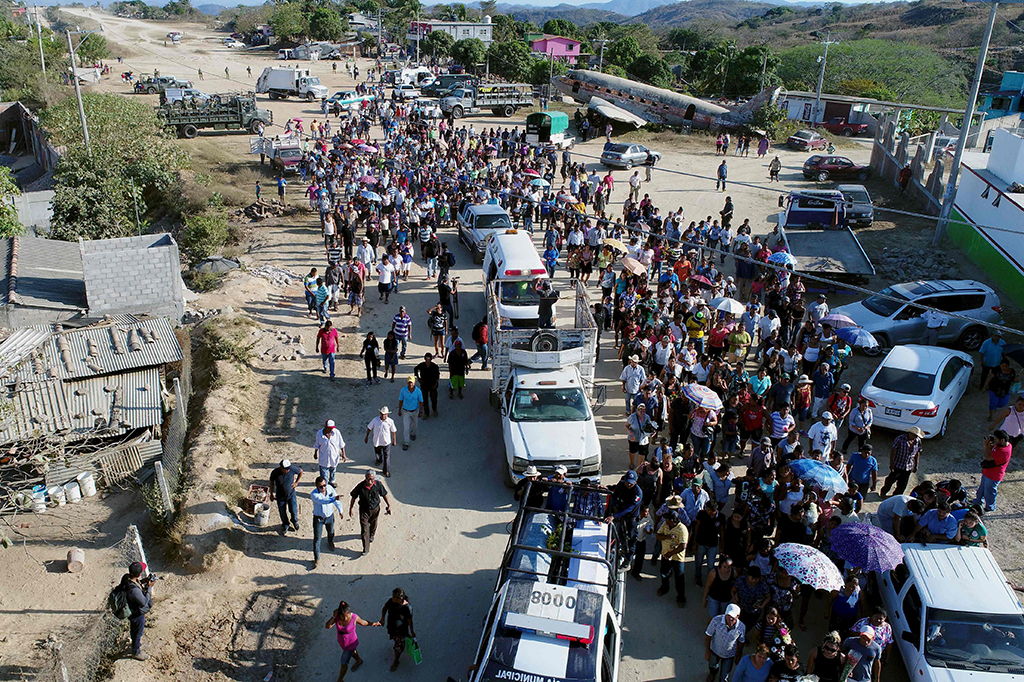 Sebelumnya diberitakan, Navarete dan Murat melakukan kunjungan ke lokasi terdampak gempa menggunakan helikopter militer. Namun insiden terjadi dalam perjalanan menuju Pinotepa de Don Luis pada Jumat (16/2) malam waktu setempat. 