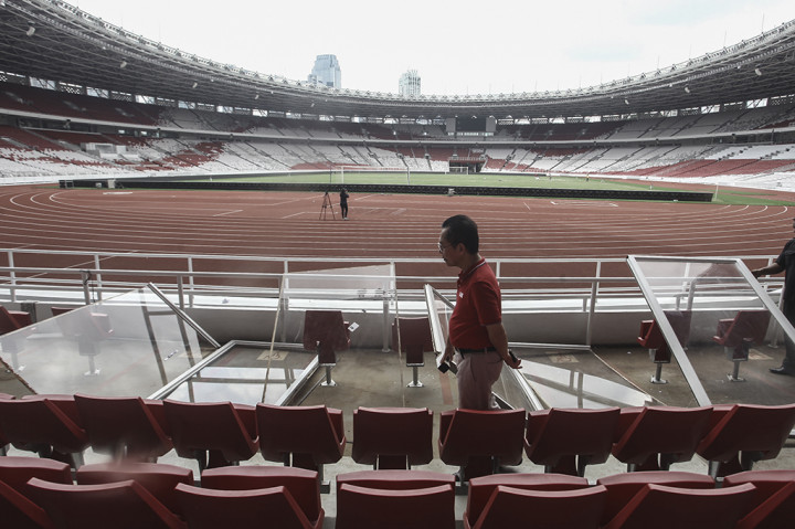 Direktur Utama Pusat Pengelola Kompleks Gelora Bung Karno (PPK GBK) Winarto memeriksa kondisi pagar pembatas lapangan yang rusak di Stadion Utama GBK, Senayan, Jakarta. 