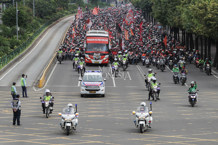 Ribuan Jakmania penuhi ruas Jalan MH. Thamrin merayakan kemenangan tim Persija Jakarta pada gelaran Piala Presiden, Jakarta.