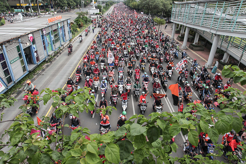 Ribuan Jakmania Rayakan Kemenangan dengan Pawai ke Balai Kota