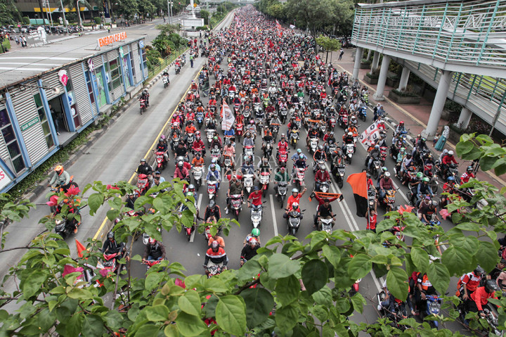 Jakmania kawal tim Persija Jakarta dari Stadion Utama Gelora Bung Karno menuju Balai Kota Jakarta.
