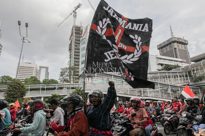 Para suporter Persija terlihat memenuhi halaman Balai Kota dan bersorak-sorai menyanyikan yel kemenangan.