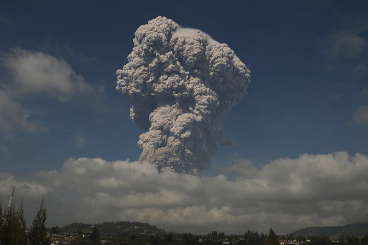 Gunung Sinabung di Kabupaten Karo, Sumatera Utara (Sumut) mengalami erupsi dengan tinggi kolom abu 5 kilometer. Warga diminta waspada dengan erupsi cukup besar itu.