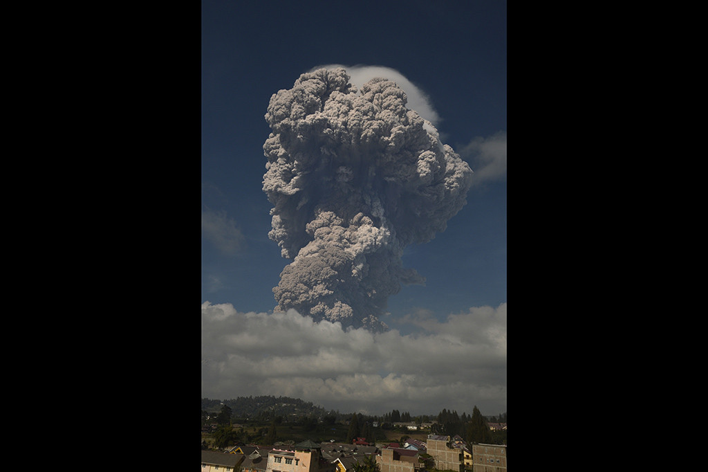 Petugas Pos Pengamat Gunung Sinabung, Umar Rosadi, mengatakan erupsi terjadi pukul 08.56 WIB. Dengan erupsi yang cukup besar ini, dikhawatirkan wilayah Kabanjahe dan Berastagi terjadi hujan abu. Masyarakat diminta untuk selalu memakai masker.