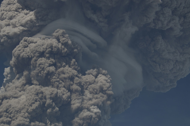 Gunung Sinabung di Kabupaten Karo, Sumatera Utara (Sumut) mengalami erupsi dengan tinggi kolom abu 5 kilometer. Warga diminta waspada dengan erupsi cukup besar itu.