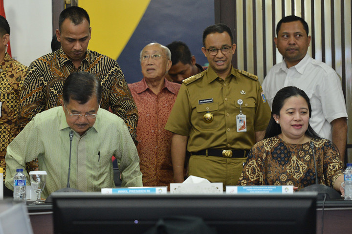 Sejumlah menteri dan pejabat negara lain hadir, seperti Menko PMK Puan Maharani, Menpora Imam Nachrawi dan Gubernur DKI Jakarta Anies Baswedan.
