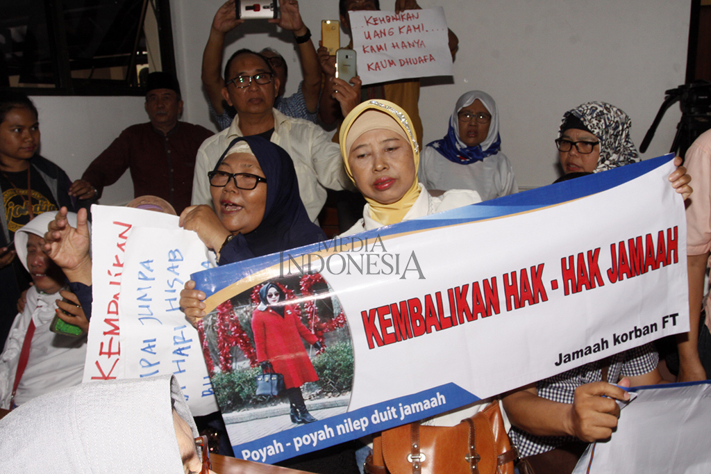 Calon jemaah umrah First Travel membentangkan spanduk kekecewaan saat mengikuti sidang perdana kasus dugaan penipuan biro perjalanan umrah First Travel di Pengadilan Negeri Kota Depok, Jawa Barat.