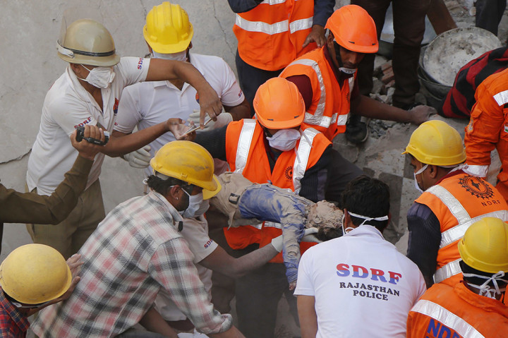 Sedikitnya 18 orang tewas akibat ledakan mematikan ini. Penyebab ledakan ini masih diselidiki. Namun sejumlah saksi mata menuturkan kepada televisi lokal NDTV bahwa ledakan terjadi saat koki berusaha memasang tabung gas untuk memasak.