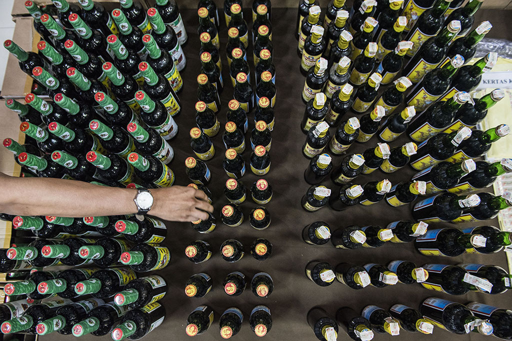 Petugas menata barang bukti minuman mengandung etil alkohol ilegal saat gelar barang bukti di kantor Wilayah Bea dan Cukai, Bandung, Jawa Barat.